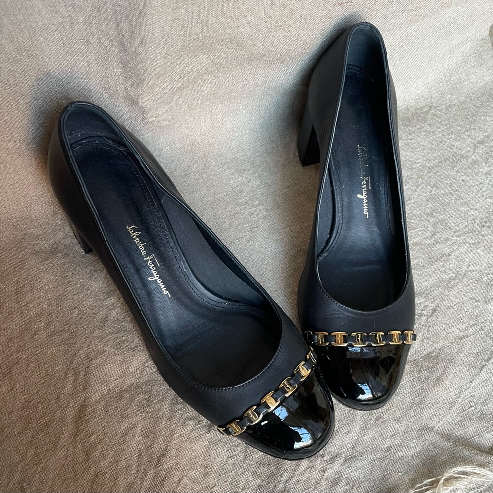 Salvatore Ferragamo Black Heels Gold Chain Detail Size 6